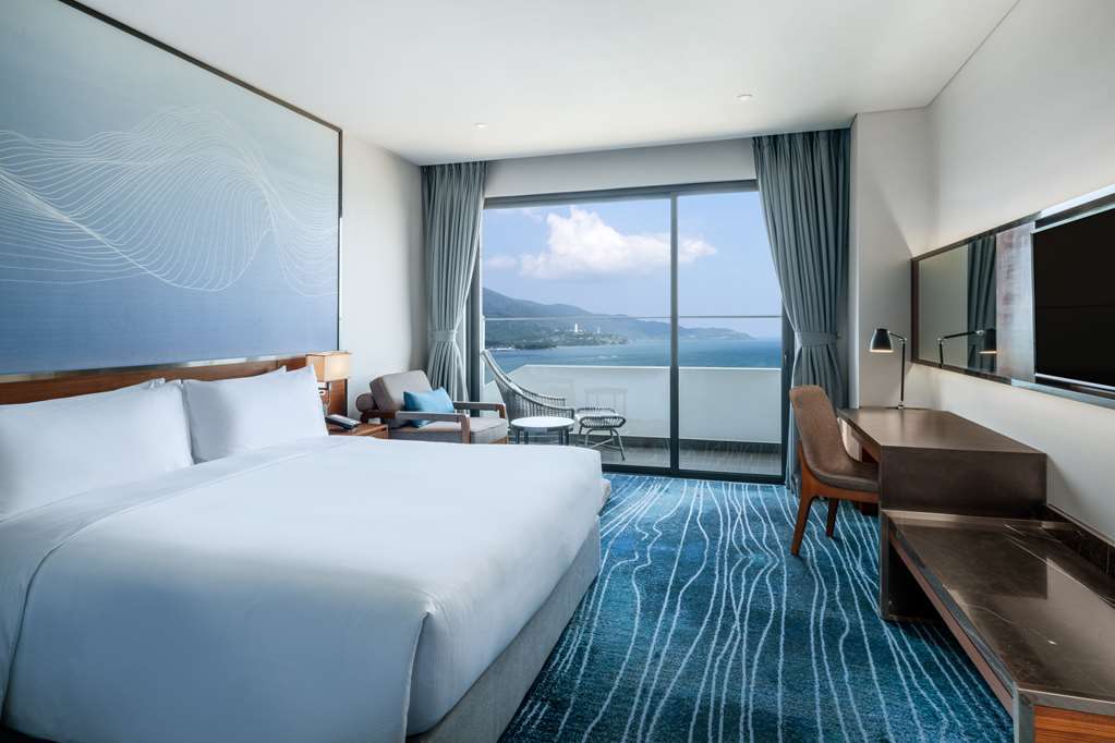 Phòng King Deluxe With Balcony Ocean View - Hilton Garden Inn Da Nang