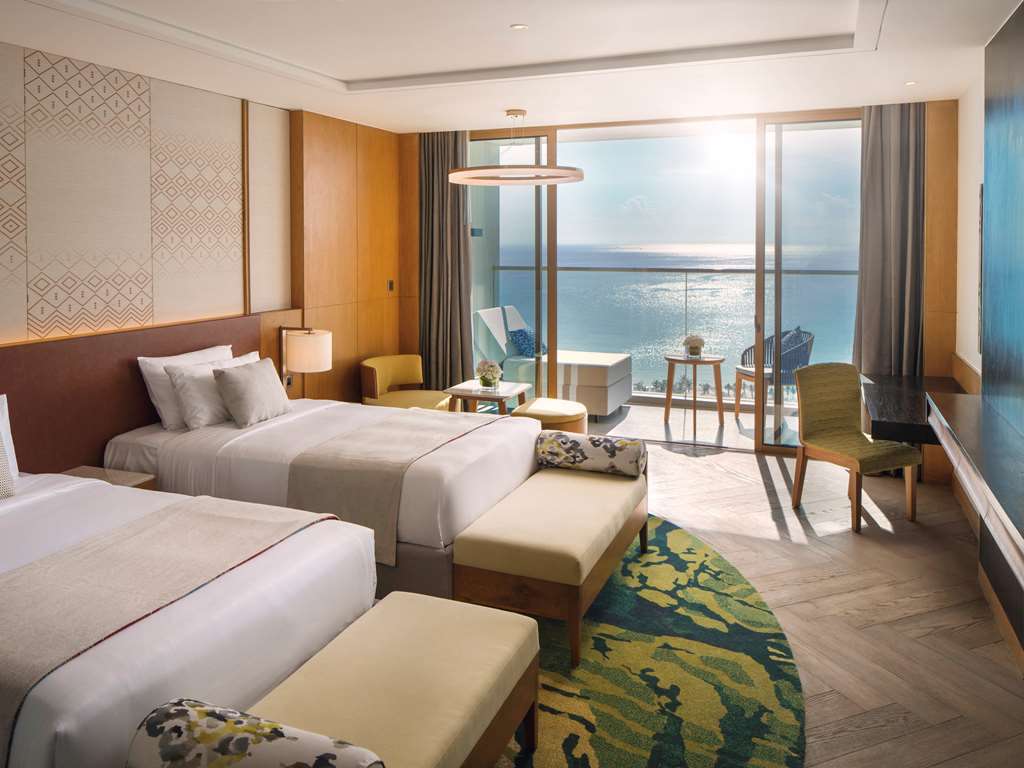 Không gian phòng Deluxe Twin Seaview tại Mövenpick Resort Cam Ranh