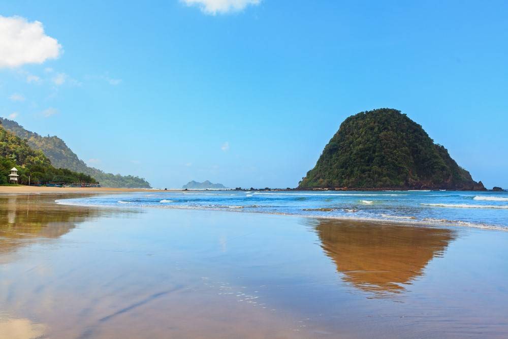 Pantai Pulau Merah