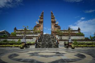 <h2>Bandara Internasional Ngurah Rai</h2>
<ul>
  <li>Terminal Kedatangan Dalam Negeri</li>
  <li>Terminal Kedatangan Luar Negeri</li>
</ul>