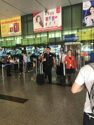 <h2>Bandara Internasional Tan Son Nhat</h2>
<ul>
  <li>Terminal Kedatangan Dalam Negeri</li>
  <li>Terminal Kedatangan Luar Negeri</li>
</ul>