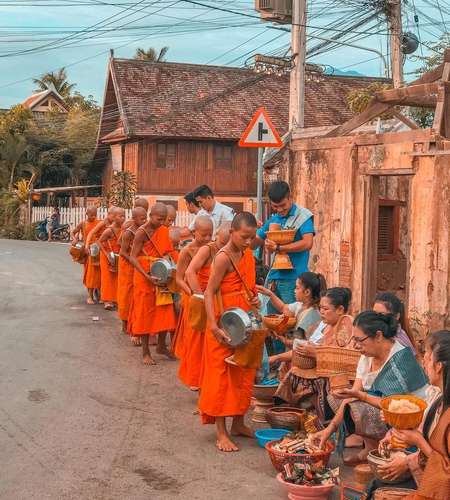 nha su o luang prabang