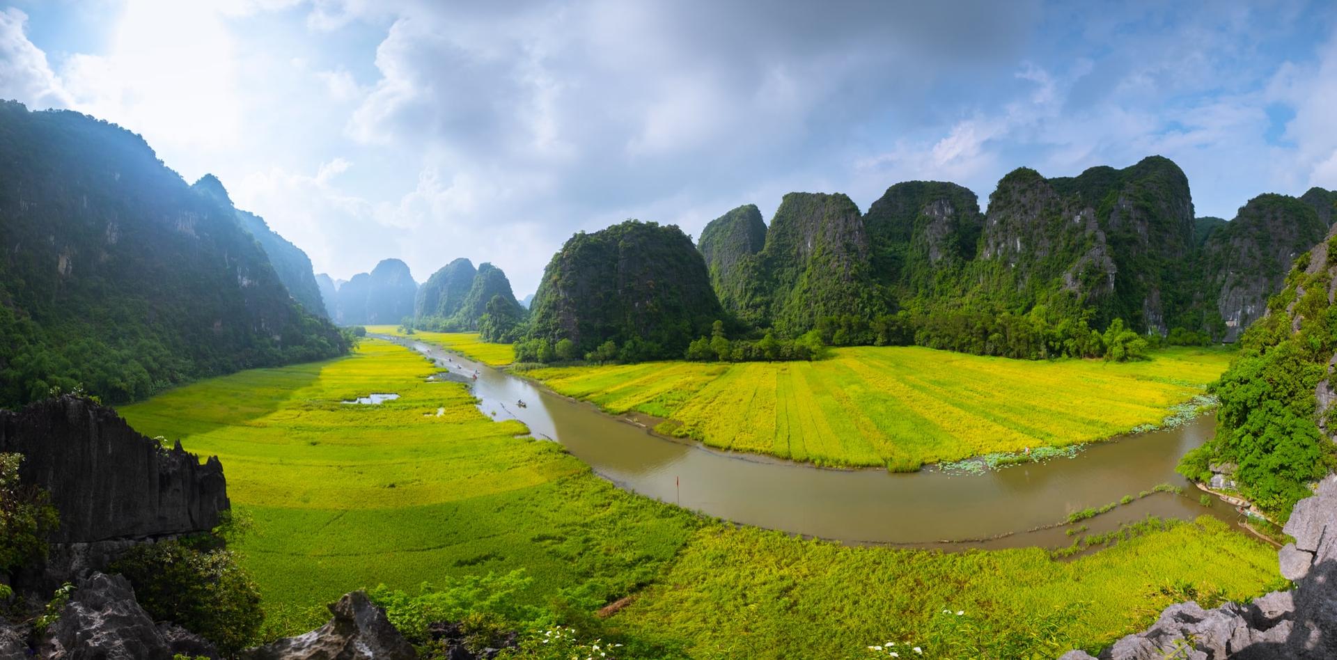 Ninh Bình: Đến Ninh Bình, bạn sẽ được trải nghiệm cảm giác ngắm nhìn những dãy núi đồi hùng vĩ, những cánh đồng lúa chín trổ bông, những hang động thần thoại và cách đời, cũng như thưởng thức nhiều món ăn ngon của vùng đất này. Ninh Bình sẽ khiến bạn không thể nhịn được sự tò mò để khám phá.