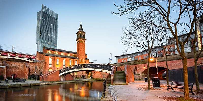 vẻ đẹp cổ kính của Manchester bên sông Irwell