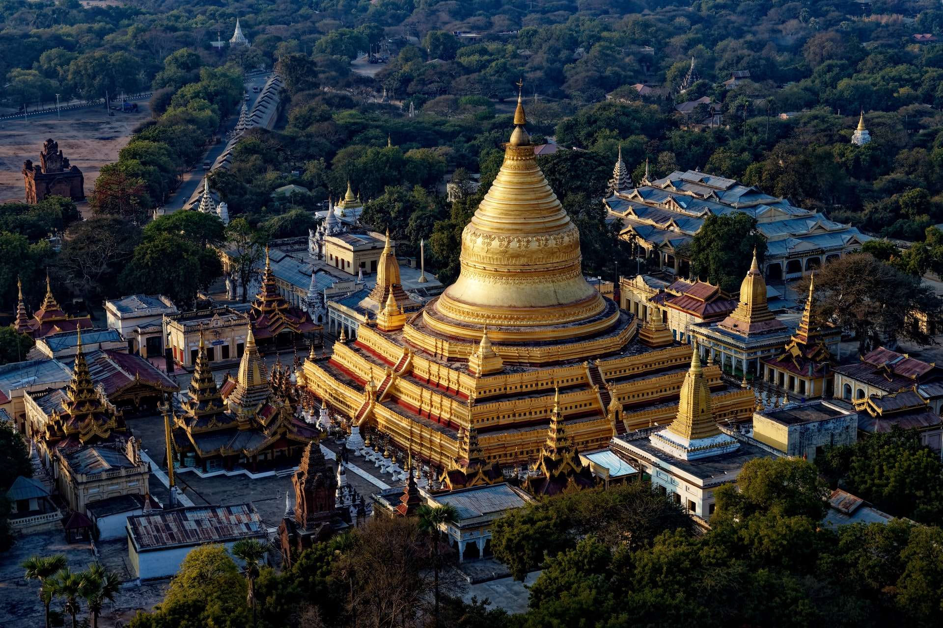 ngôi chùa ở Mandalay với màu vàng rực rỡ