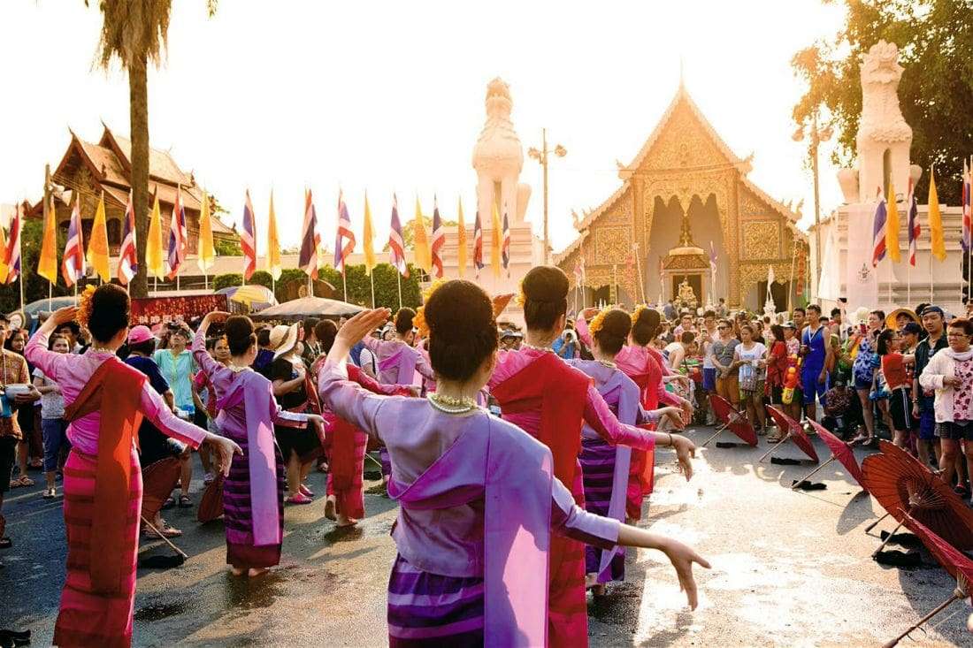 phụ nữ Thái nhảy múa trong ngày lễ songkran