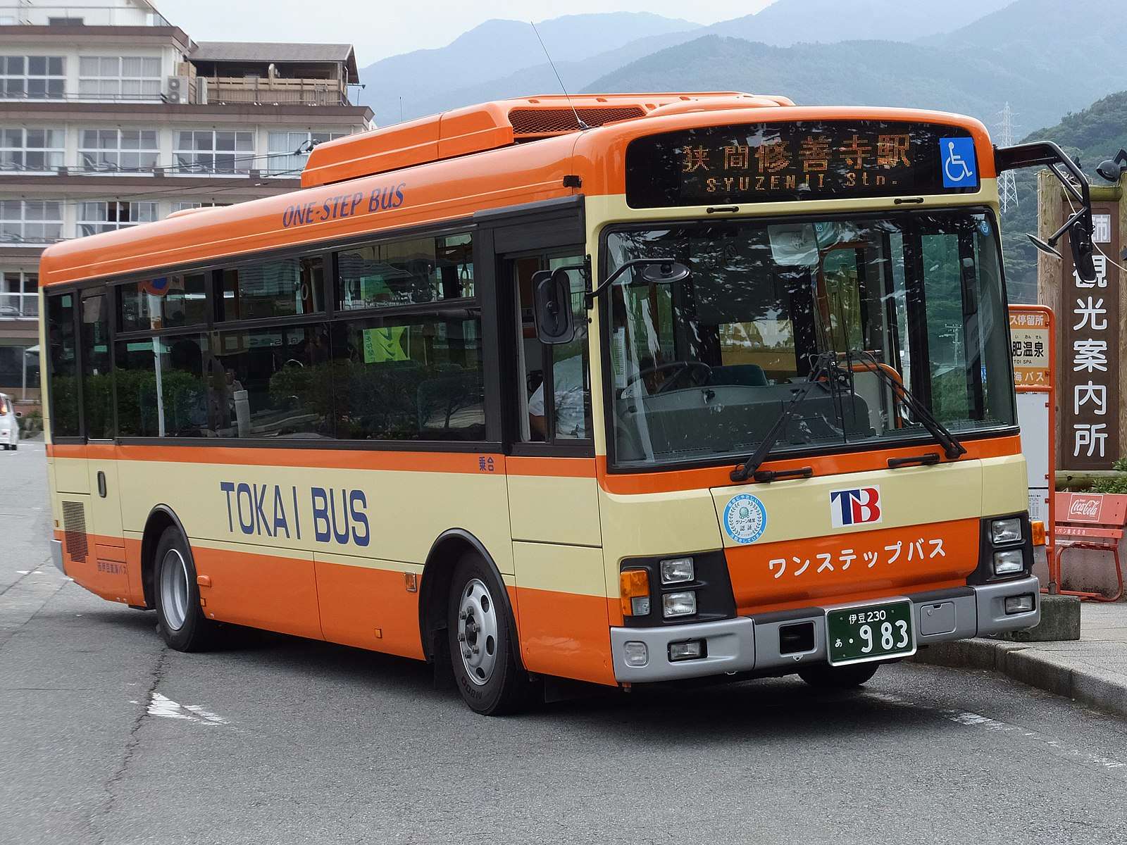 xe bus tokai màu cam phổ biến ở nhật