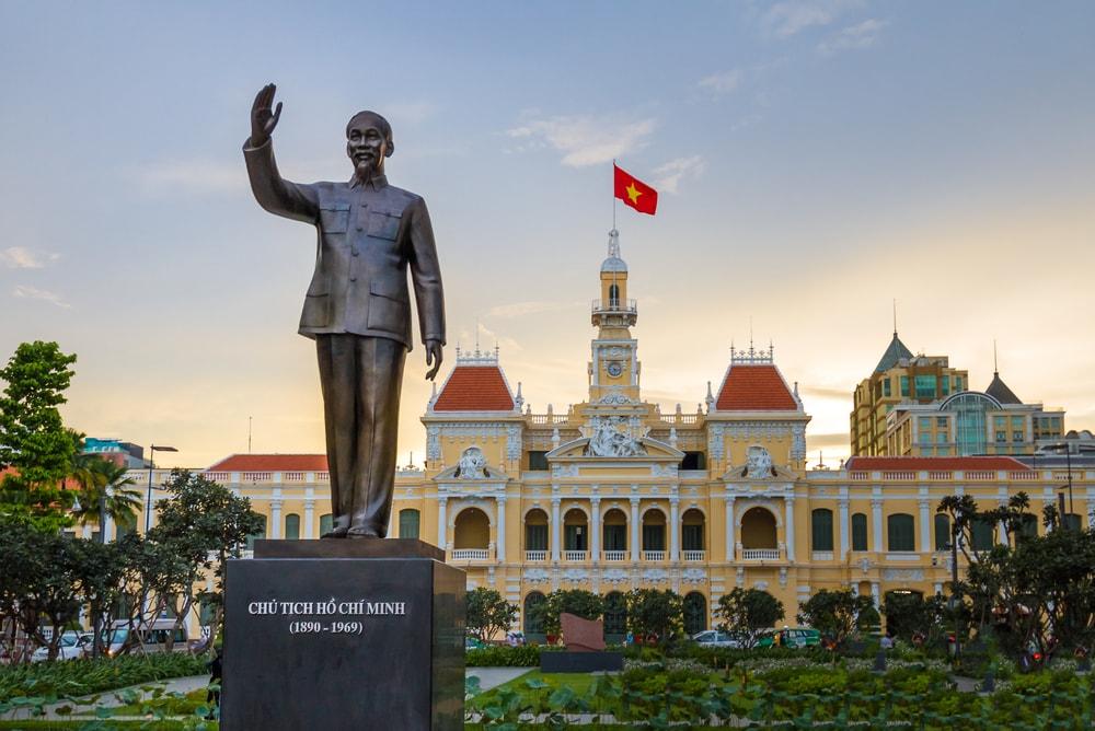 Tượng Chủ tịch Hồ Chí Minh