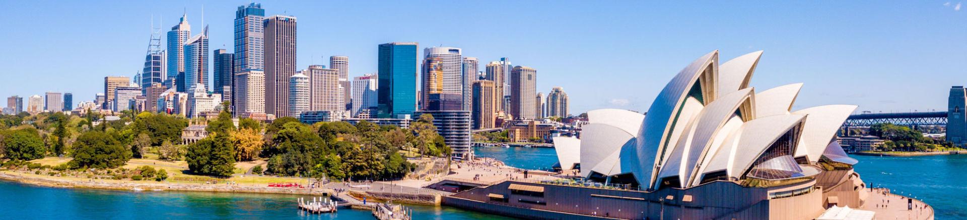 Book your flights to Australia easily with Traveloka.