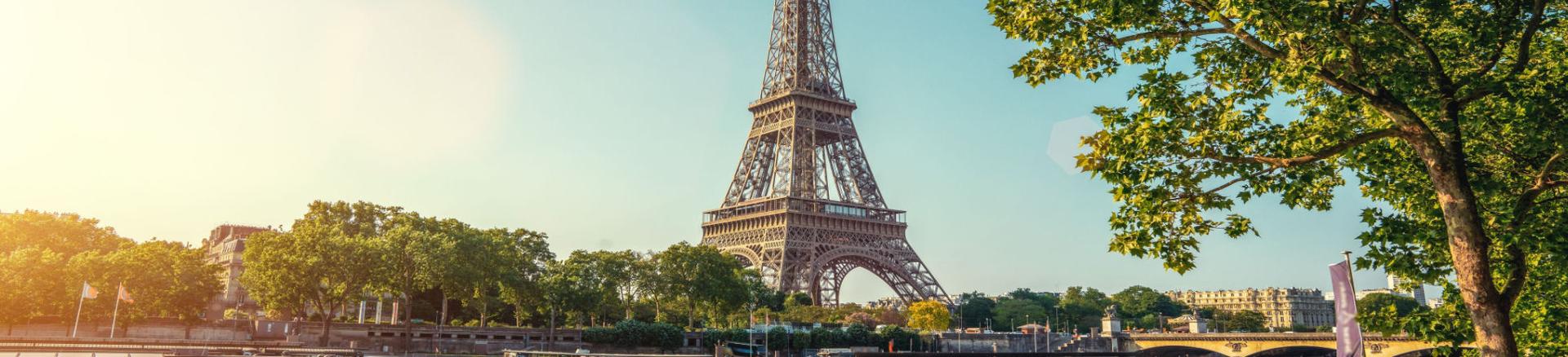 Book your flights to France easily with Traveloka.