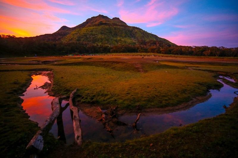 Hoàng hôn dưới chân núi Apo