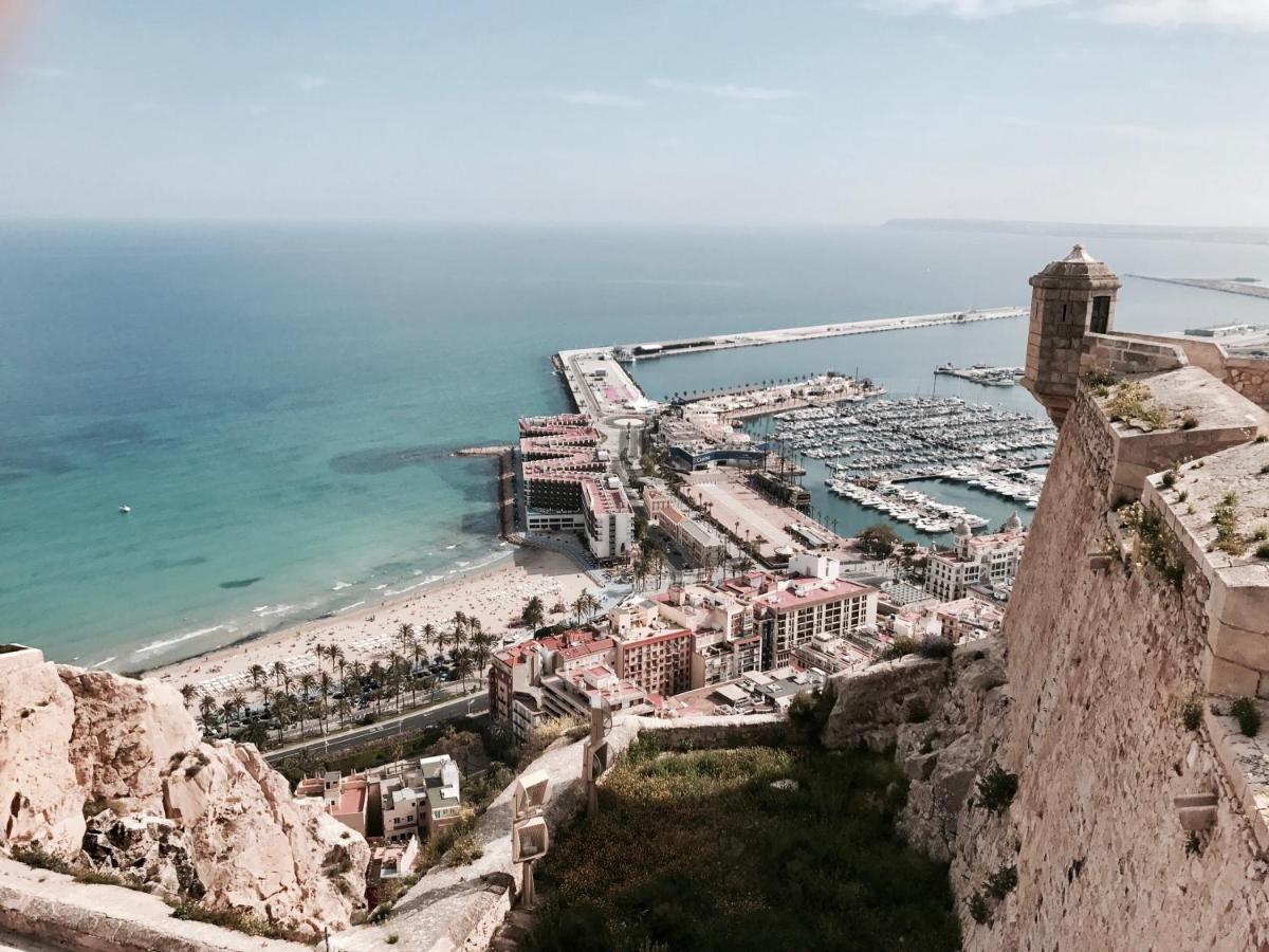 Khung cảnh của Alicante từ Santa Bárbara Castle