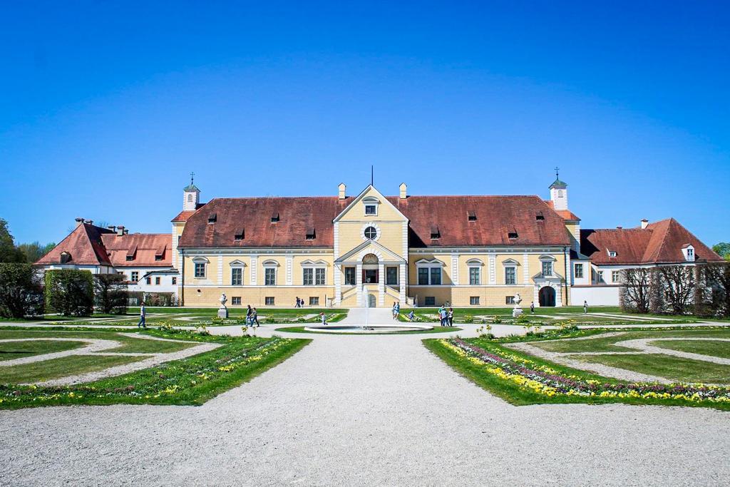 Cung điện Neues Schloss và Altes Schloss