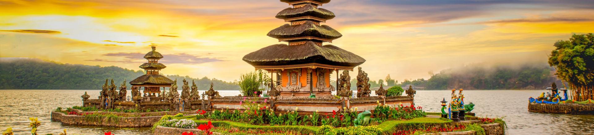 Pesan tiket pesawat ke Indonesia dengan mudah menggunakan Traveloka.