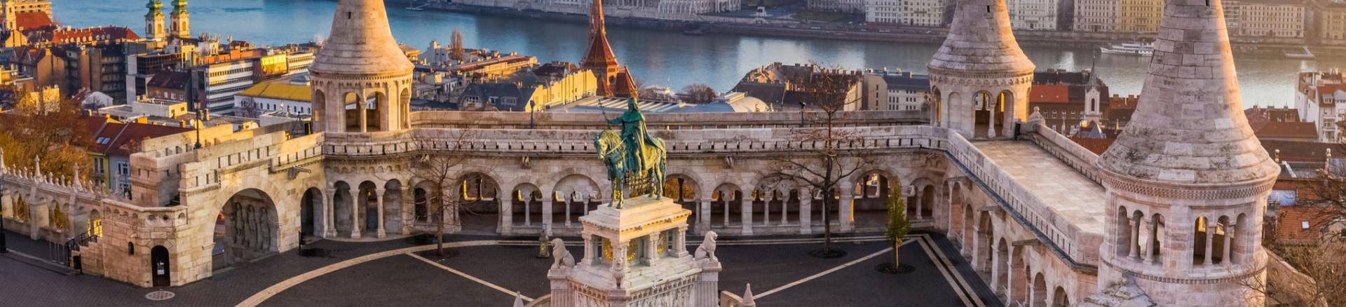 Book your flights to Hungaria easily with Traveloka.