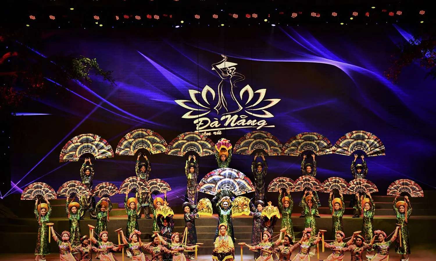 charming danang show