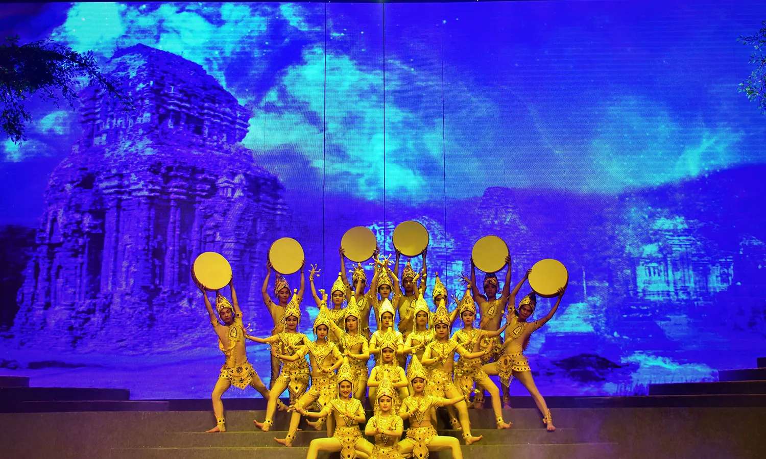 charming danang show