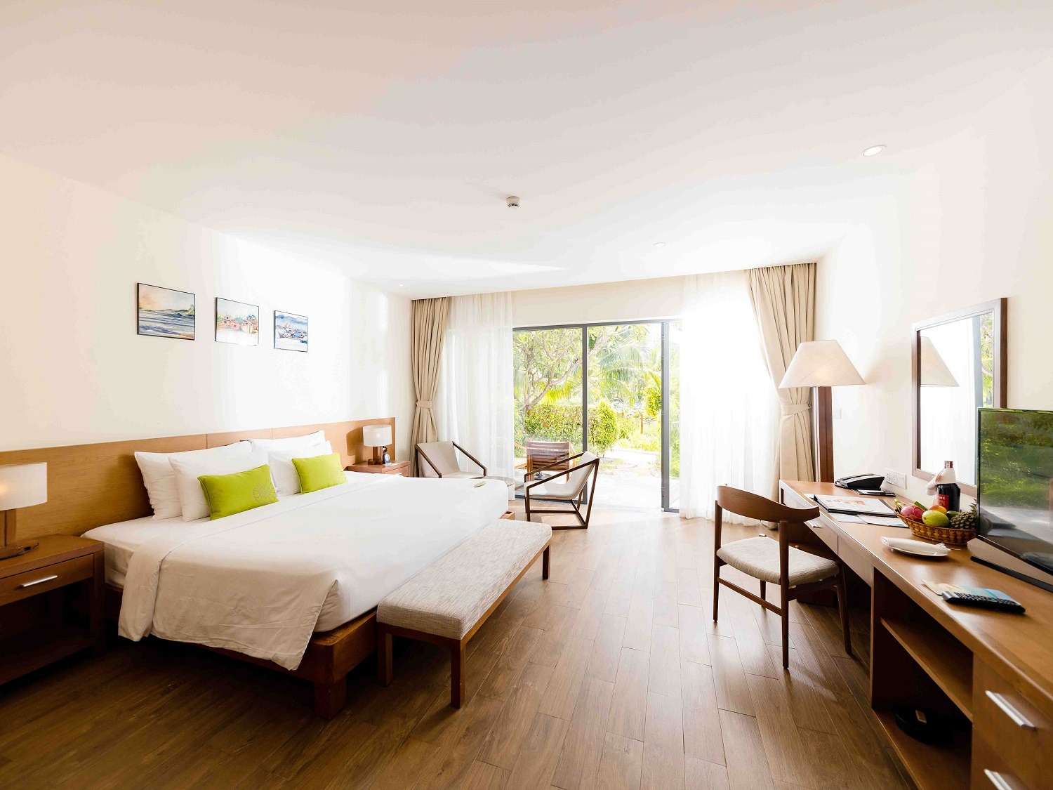 Không gian phòng Senior Deluxe tại Cam Ranh Riviera Beach Resort & Spa