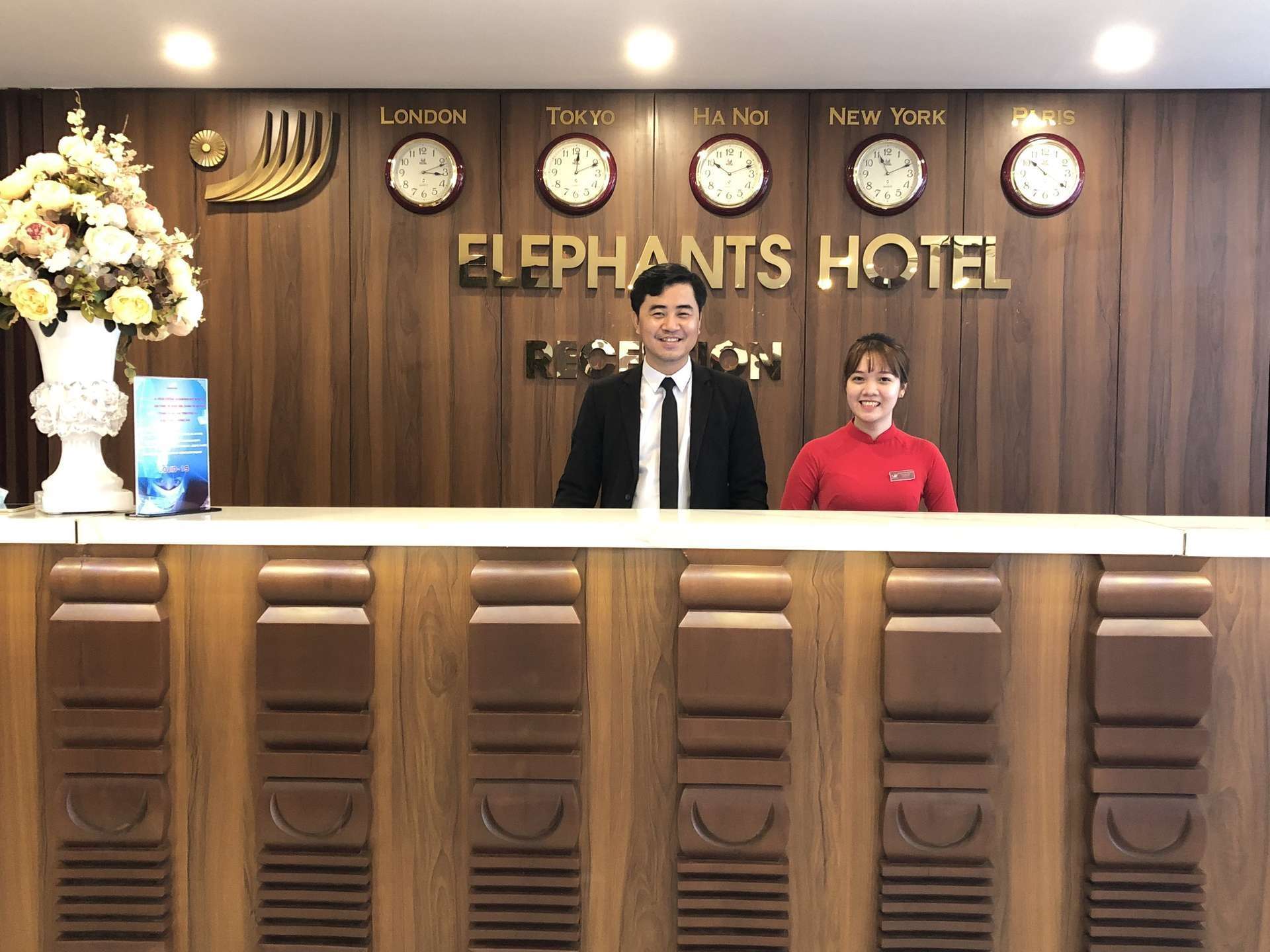 Quầy lễ tân tại Elephants Hotel