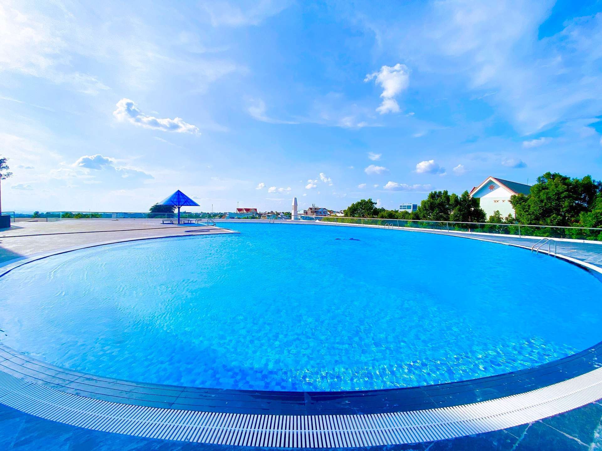 Hồ bơi ngoài trời tại Elephants Hotel
