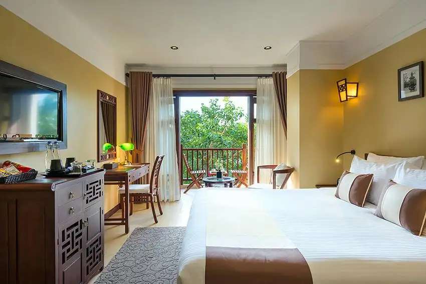 Phòng ngủ Deluxe Classic Balcony Pool View tại La Siesta Hoi An Resort & Spa