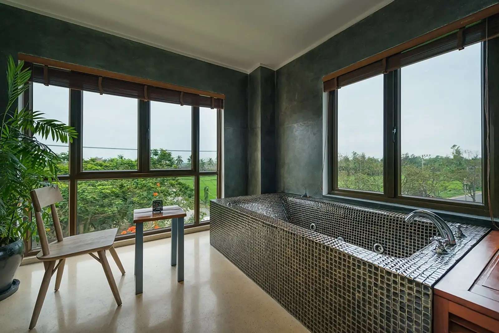 Không gian phòng tắm đầy thư giãn của phòng Suite Grand City View tại La Siesta Hoi An Resort & Spa