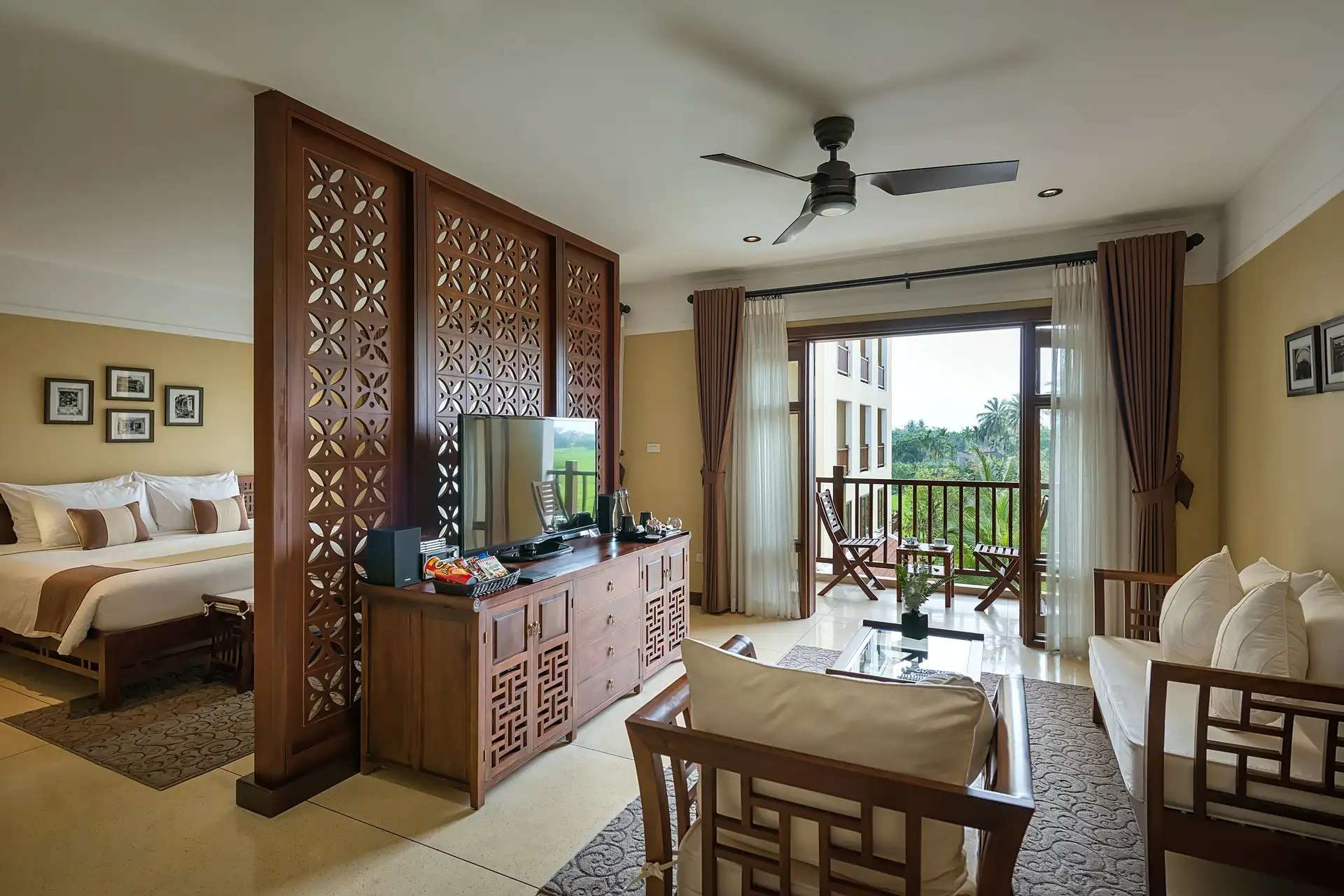 Không gian thoáng mát của hạng phòng La Siesta Suite Classic Pool View tại La Siesta Hoi An Resort & Spa