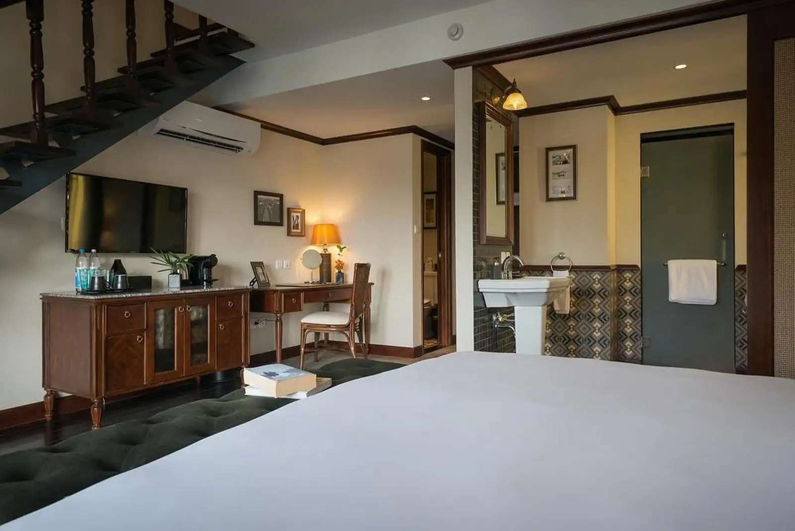 Phòng ngủ hai tầng phù hợp với nhóm bạn và gia đình Duplex Suite Club Balcony  tại La Siesta Hoi An Resort & Spa