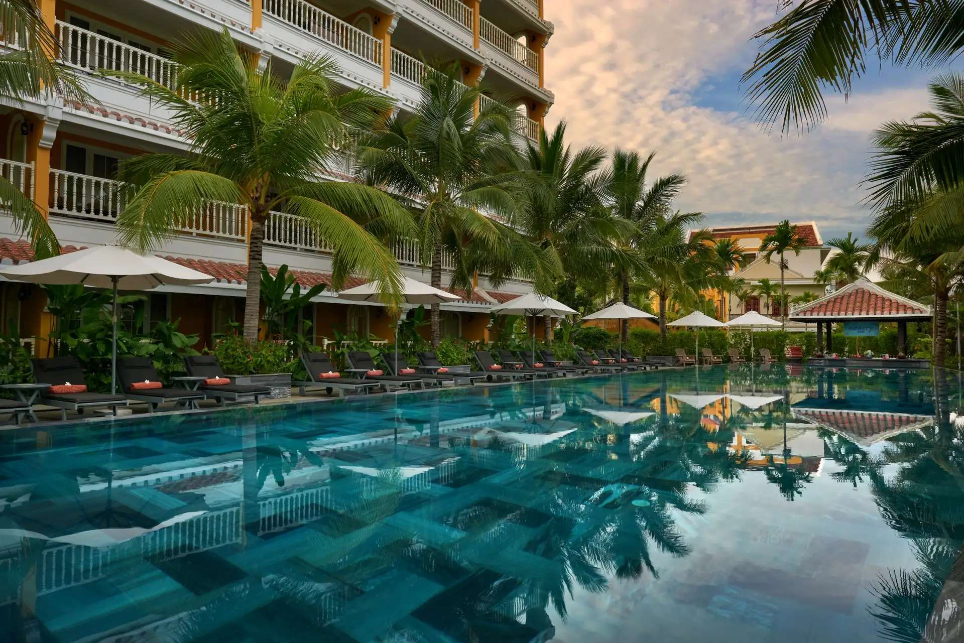 Hồ bơi xanh mát tại La Siesta Hoi An Resort & Spa