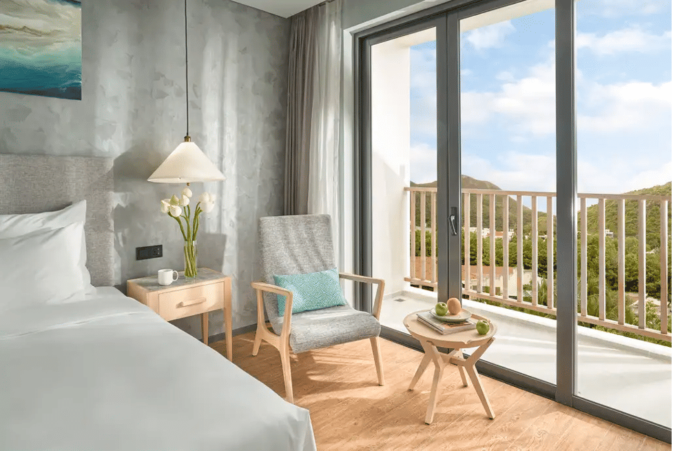Không gian Deluxe Balcony City View tại The Secret Con Dao