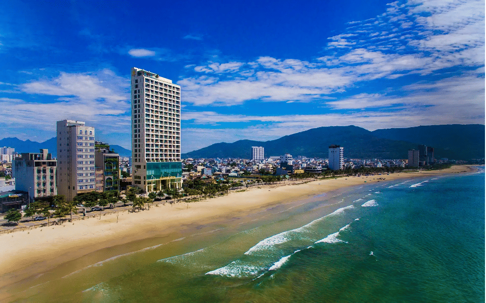 Khung cảnh biển Mỹ Khê tuyệt đẹp từ Le Sands Oceanfront Danang Hotel