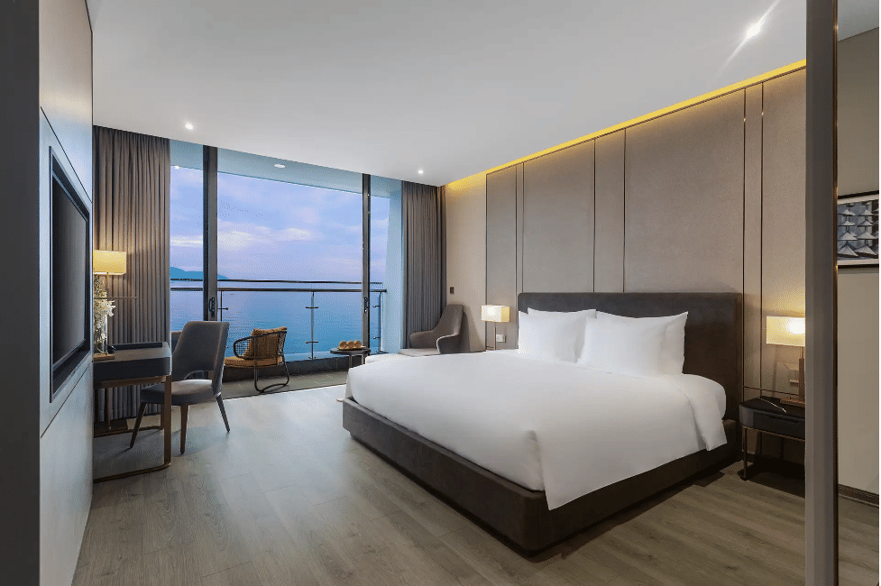 Hạng phòng Deluxe Ocean King tại Le Sands Oceanfront Danang Hotel