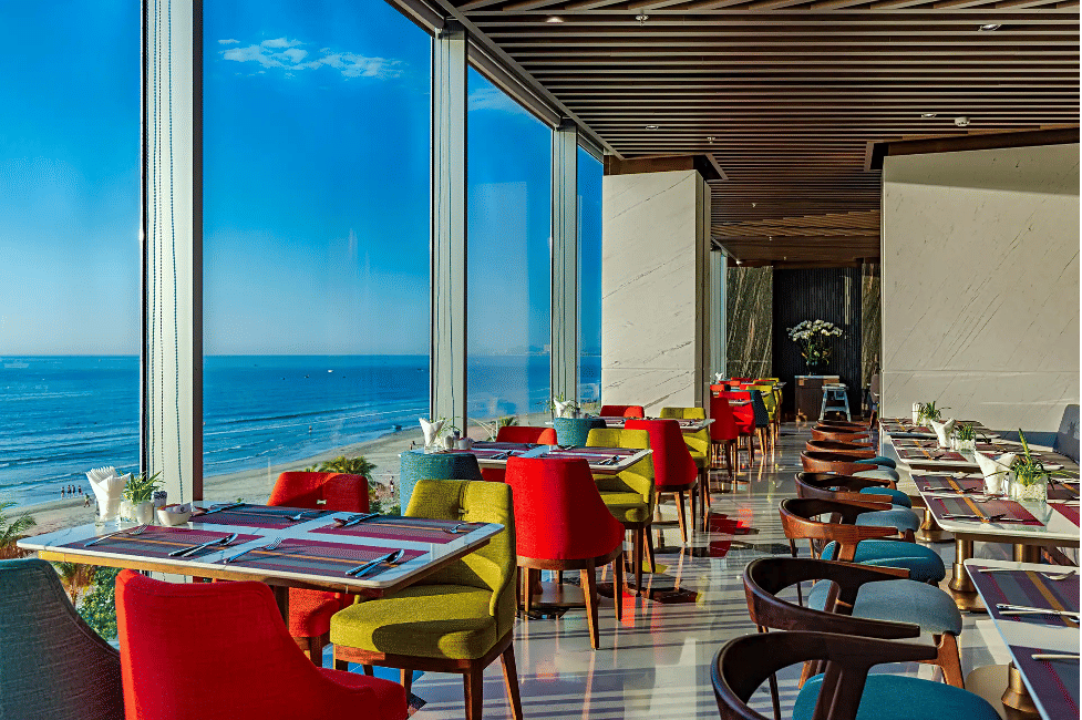 Nhà hàng Riviera tại Le Sands Oceanfront Danang Hotel
