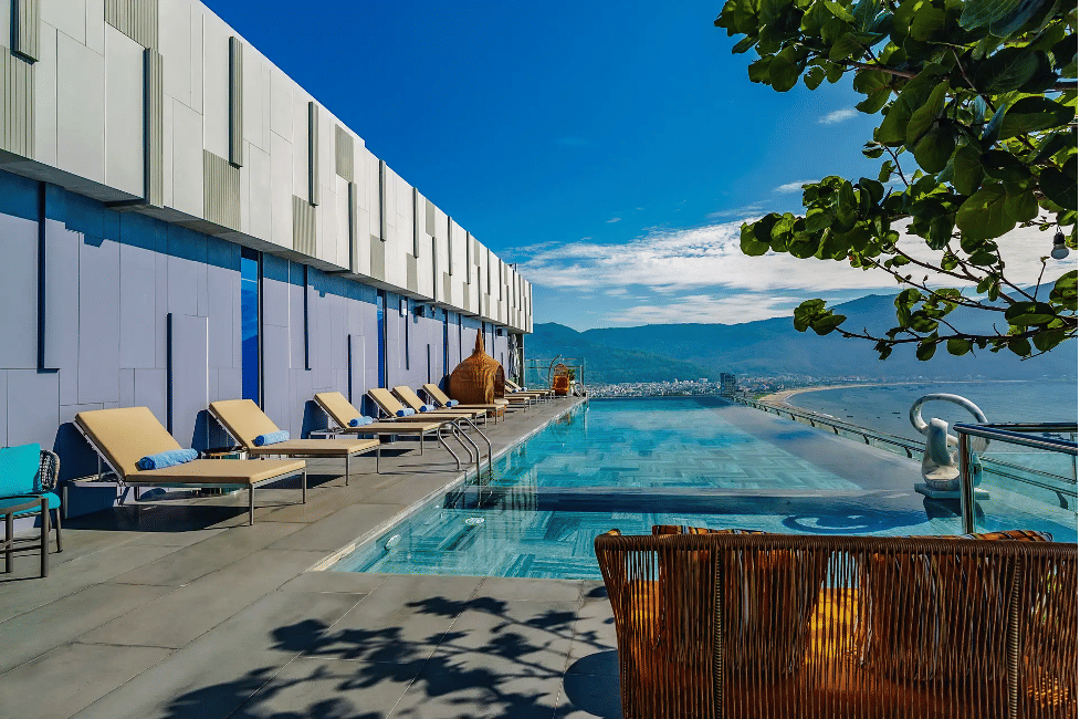 Bể bơi vô cực trên tầng thượng tại Le Sands Oceanfront Danang Hotel
