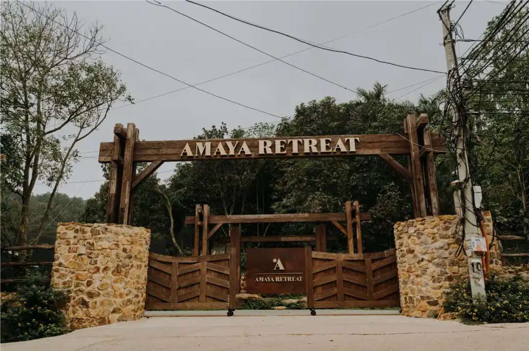 Không gian cổng chính của Amaya Retreat