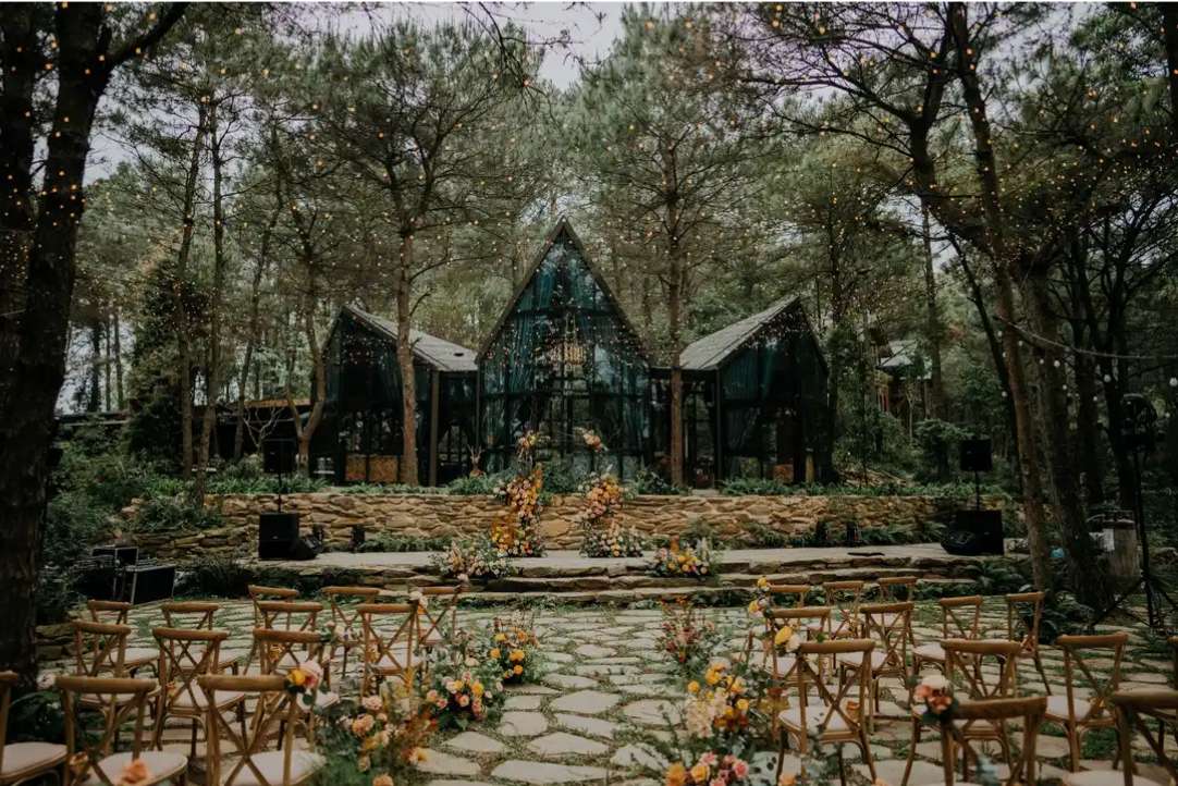 Không gian bên ngoài nhà hàng kính tại Amaya Retreat