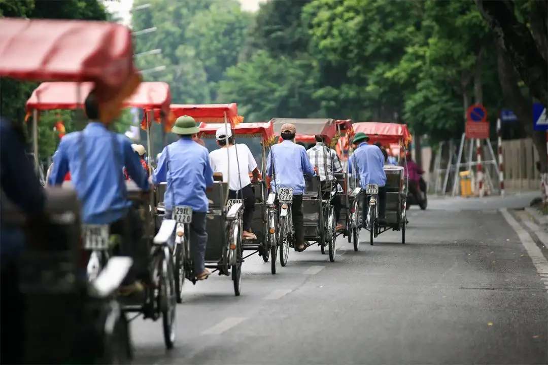 Chuyến đi ngắm cảnh bằng xích lô vòng quanh phố cổ Hà Nội