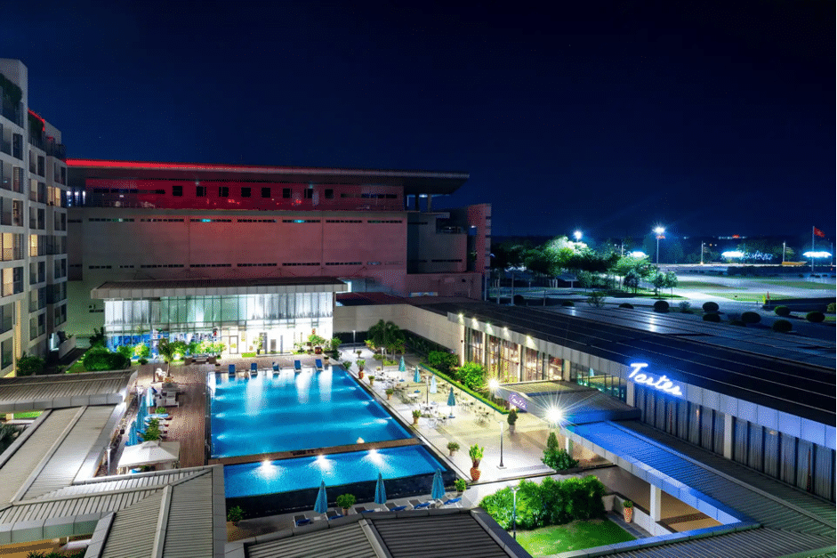 Hồ bơi ngoài trờitại Becamex Hotel New City