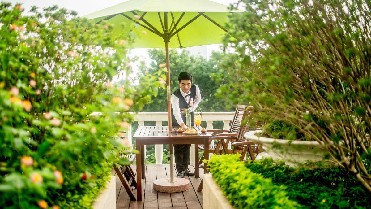 Nhân viên của Apricot Hotel Hanoi luôn sẵn sàng phục vụ du khách