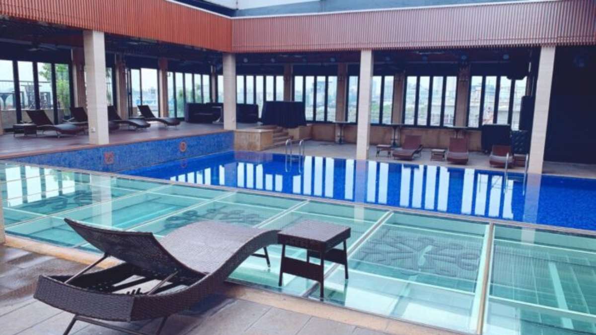 Apricot Hotel sở hữu bể bơi nằm ở tầng cao nhất của một khách sạn ở Hà Nội