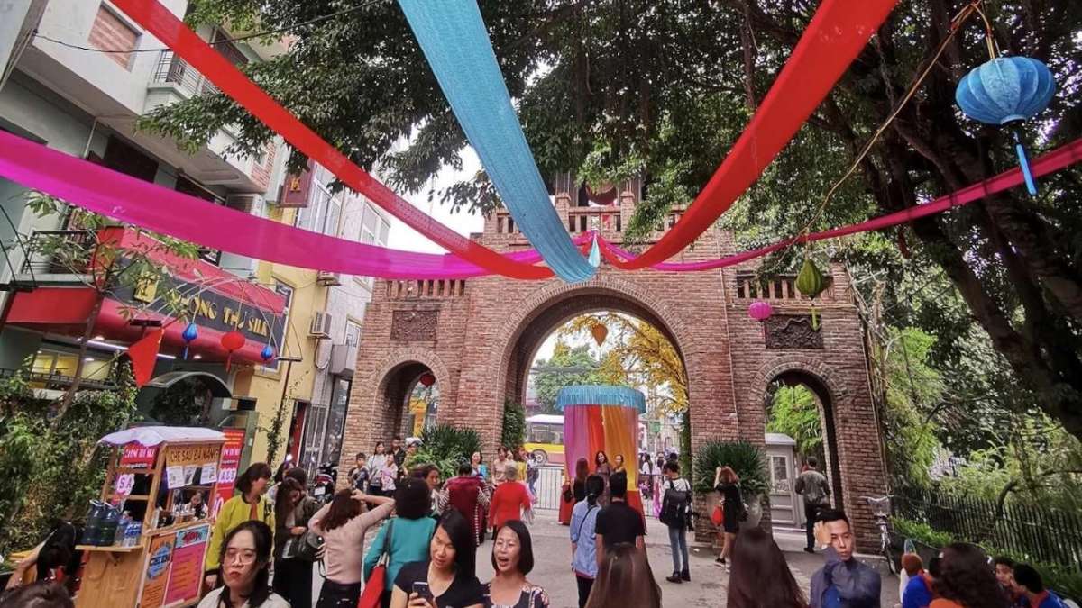 Cổng vào làng tơ lụa Vạn Phúc