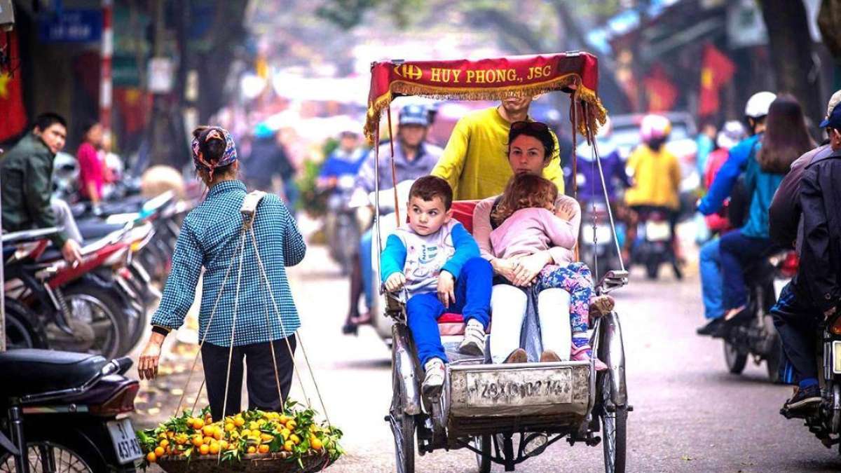 Du khách có thể chọn thăm thú phố cổ Hà Nội bằng xích lô