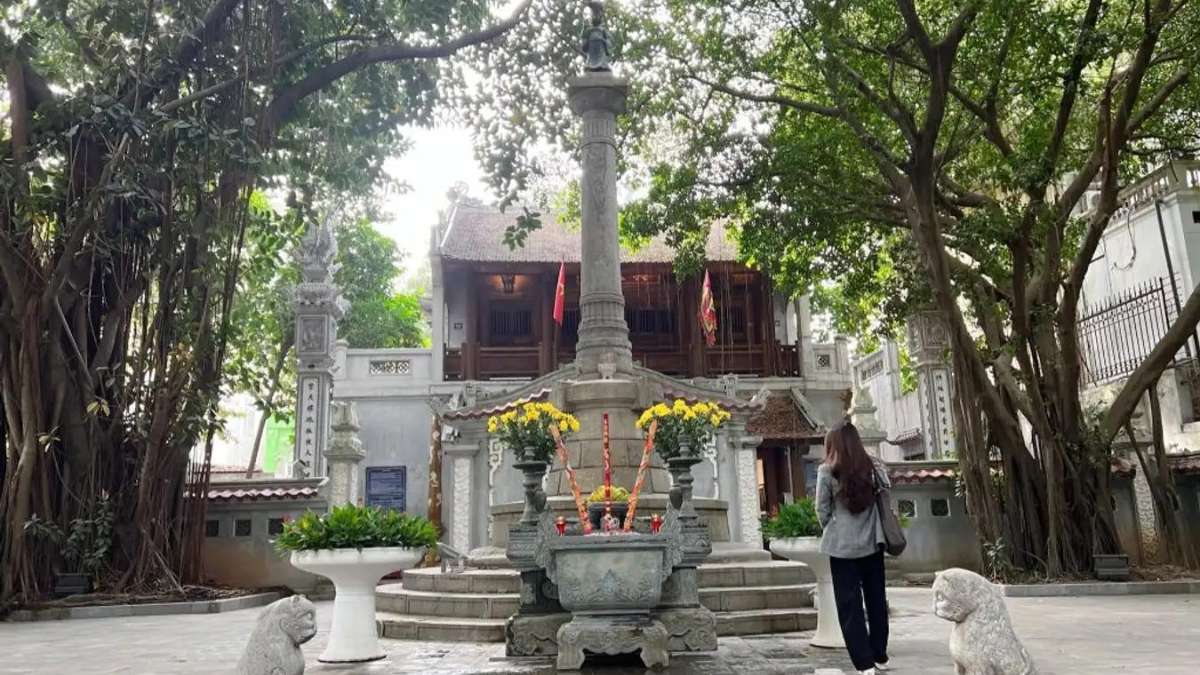 Mặt trước đình Nam Hương