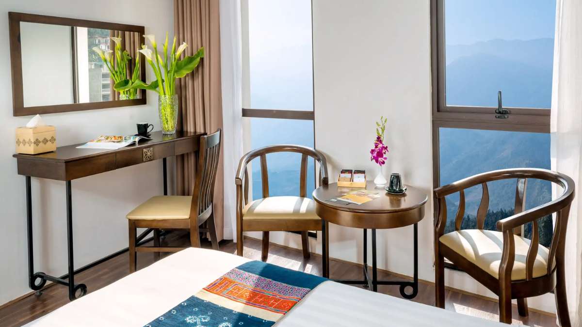 Không gian phòng Deluxe Mountain View tại Amazing Hotel Sapa