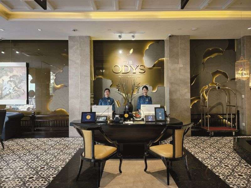 Nhân viên lễ tân tại Odys Boutique Hotel