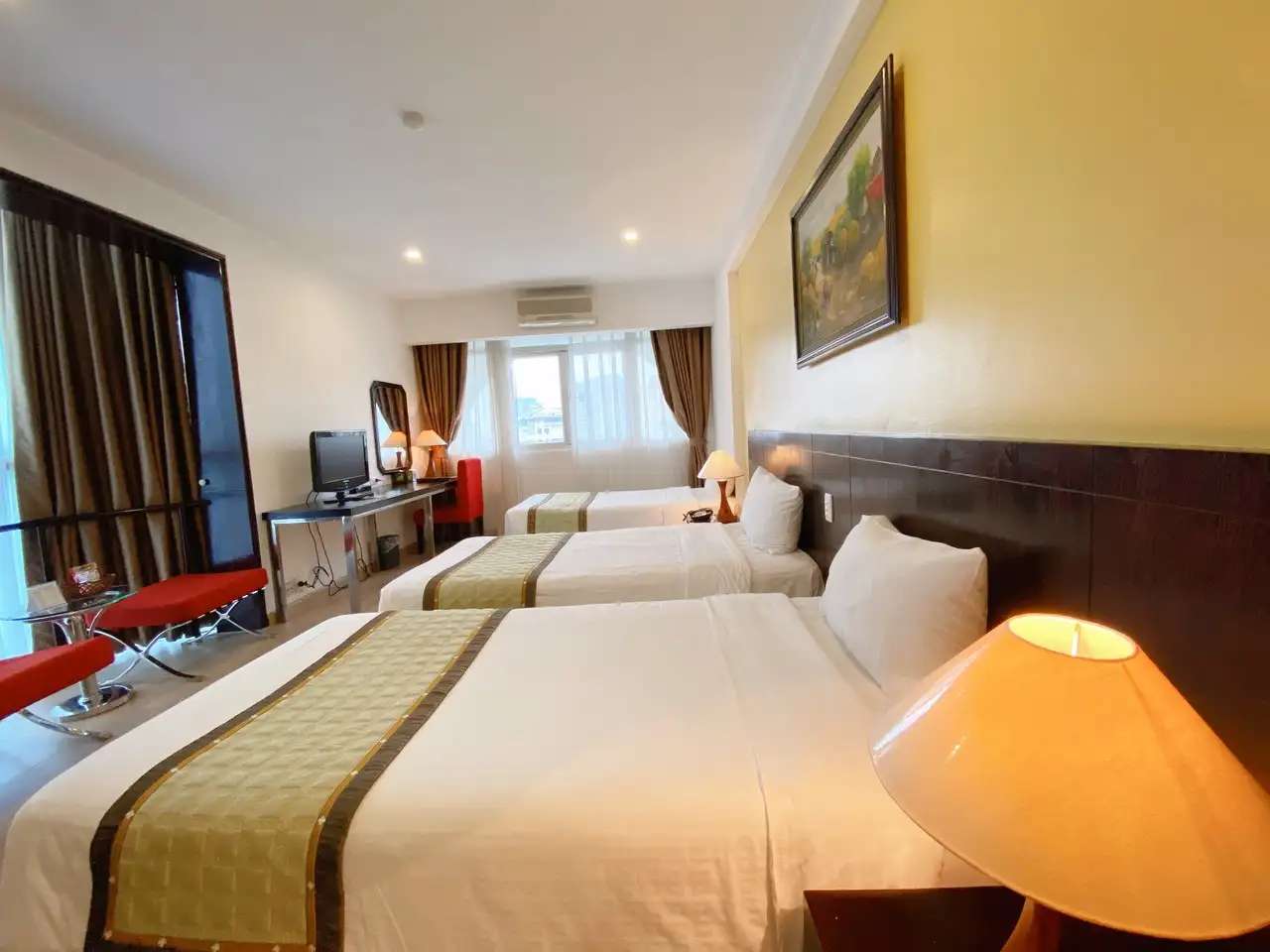 Phòng Deluxe Triple Window tại Bao Son International Hotel