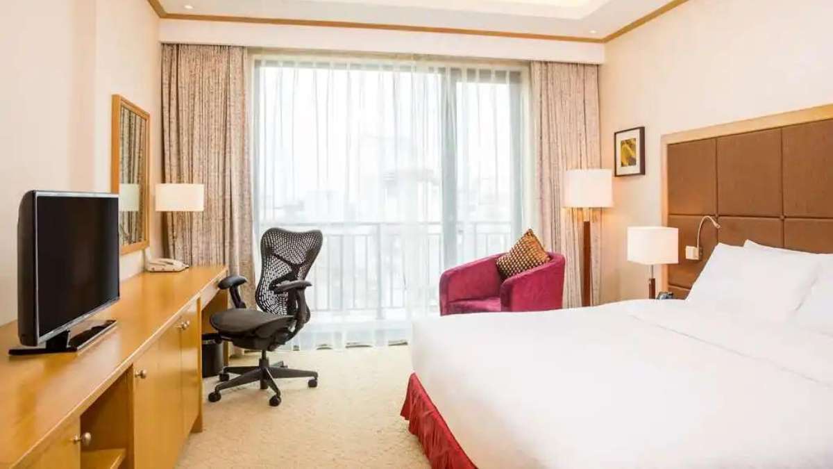 Phòng King Bed Balcony của Hilton Garden Inn Hanoi