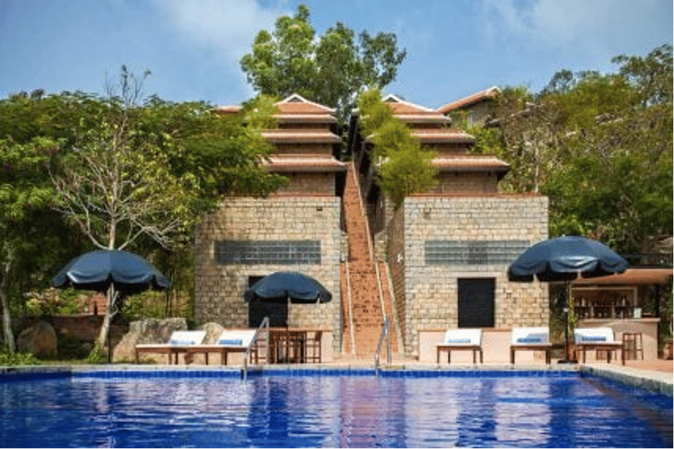 Quầy Bar bên hồ bơi vô cực tại Victoria Nui Sam Lodge