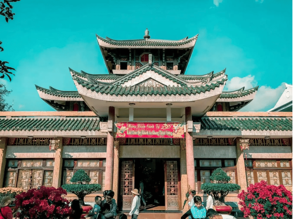 Viếng thăm Miếu Bà Chúa Xứ tại Núi Sam