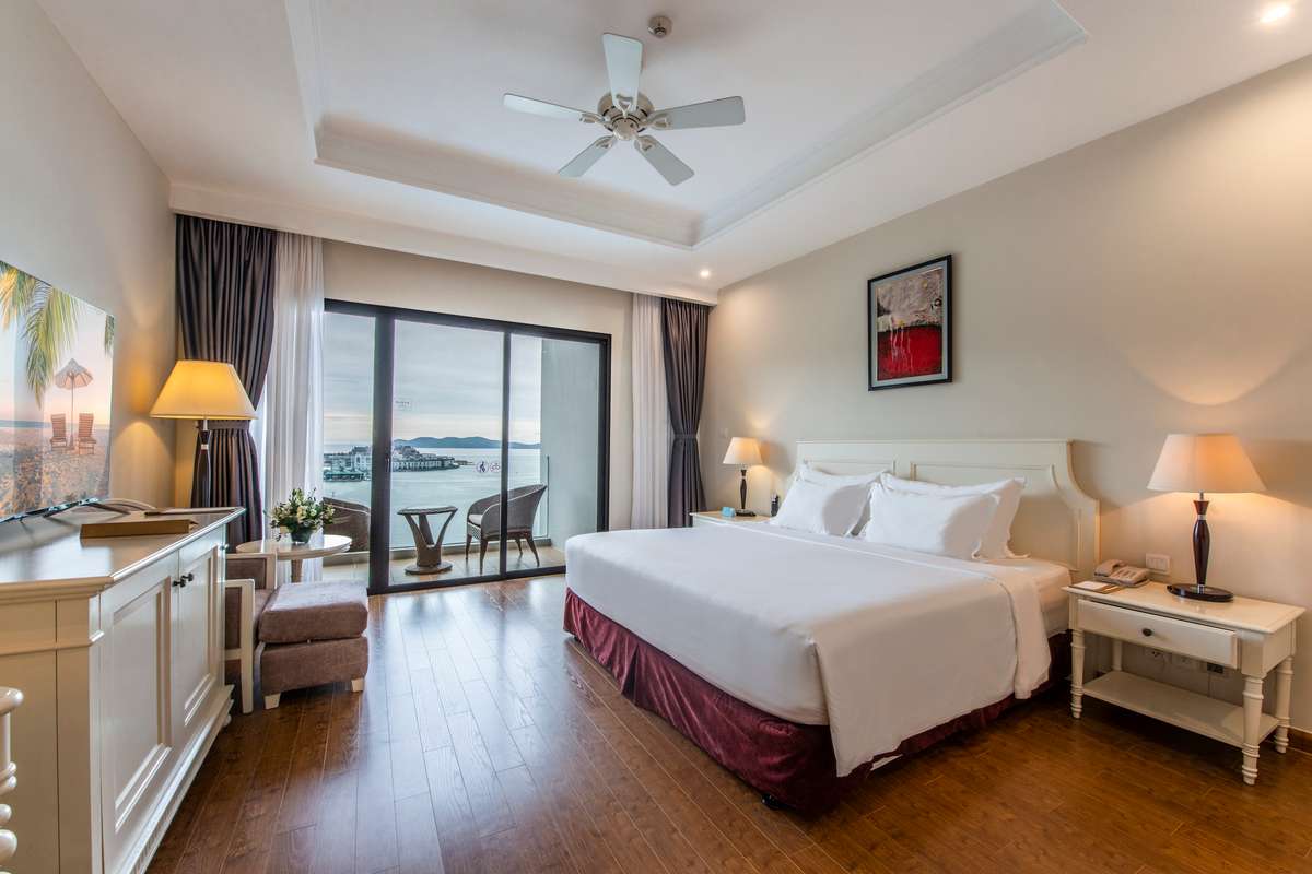 Không gian Deluxe King Bed Ocean View tại Vinpearl Resort & Spa Nha Trang Bay